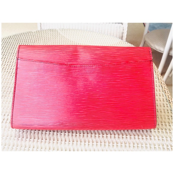 Authentic Louis Vuitton Carnime Red Epi Art Clutch - Picture 2 of 15